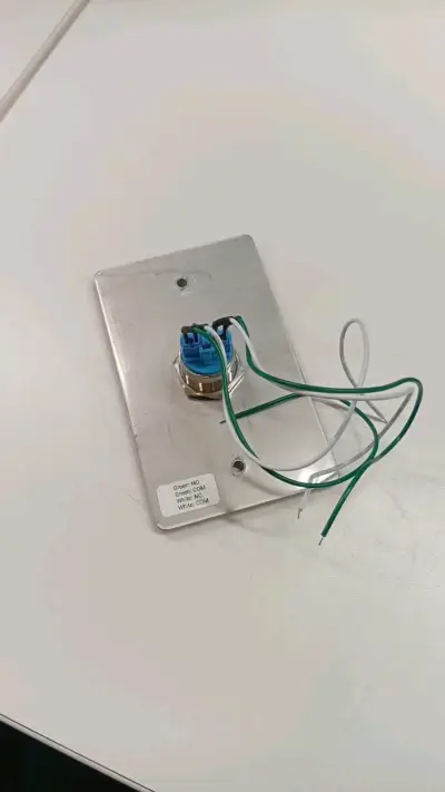 Placa de montaje con interruptor y cables - miniatura 1
