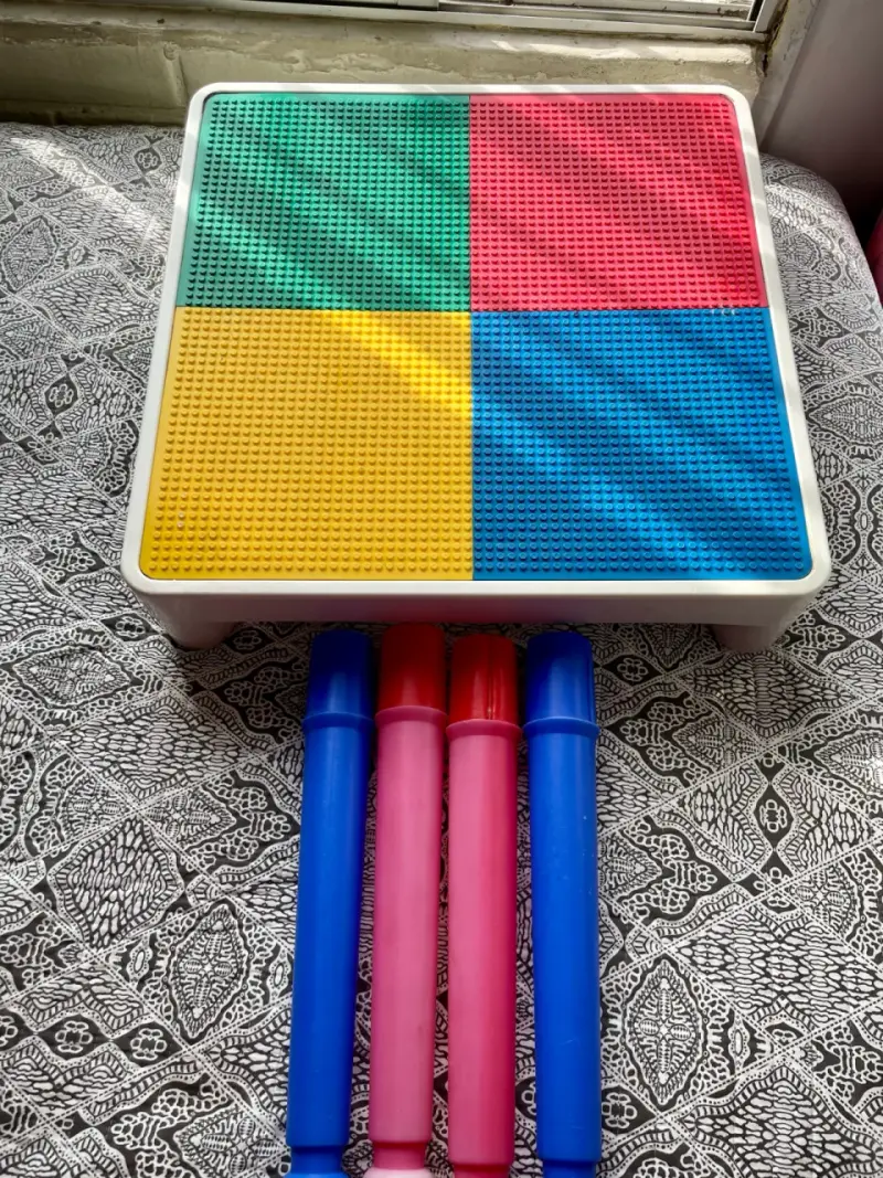 Mesa de juego infantil con bloques de colores - 1