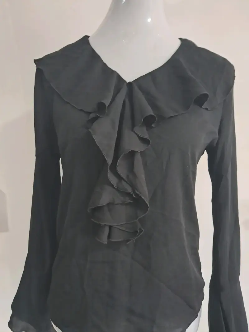Blusa negra con volantes para mujer