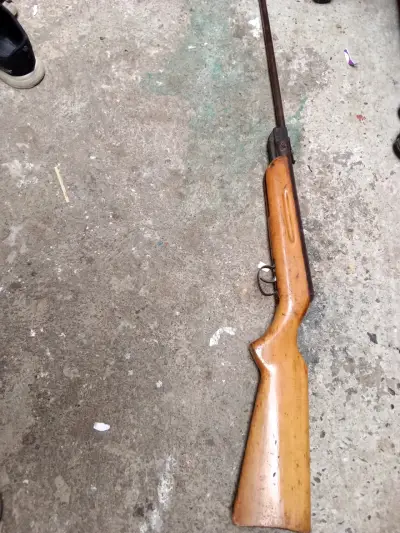 Rifle a poston antiguo - miniatura 1