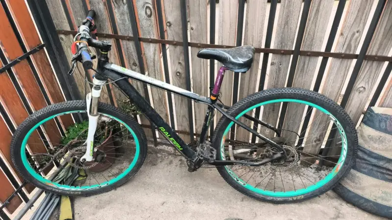 Bicicleta de montaña Raleigh con llantas verdes - 1
