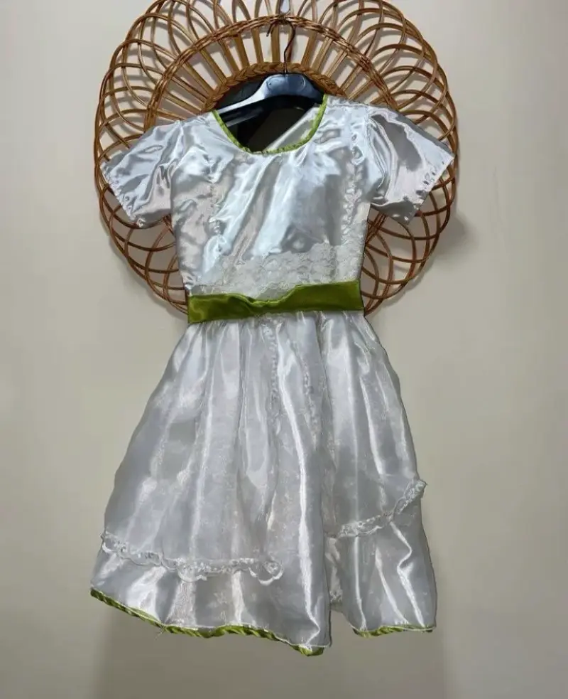 Vestido de niña blanco con detalles verdes - 1