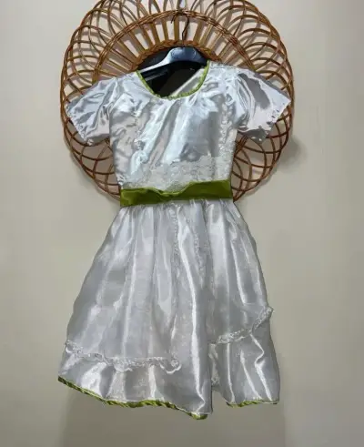 Vestido de niña blanco con detalles verdes - miniatura 1