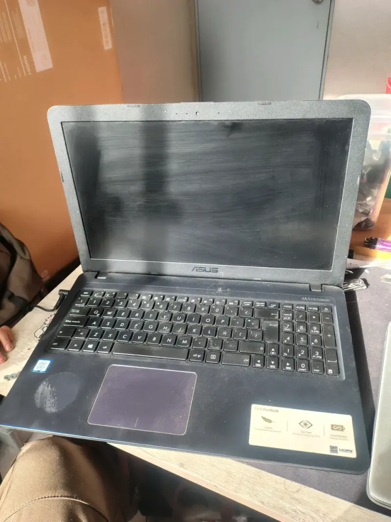 Laptop ASUS VivoBook Core i5 8va Gen - 4