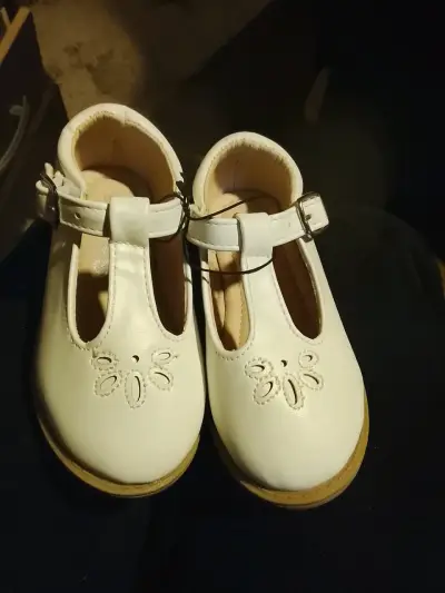 Zapatos de bebé blancos con hebilla - miniatura 1