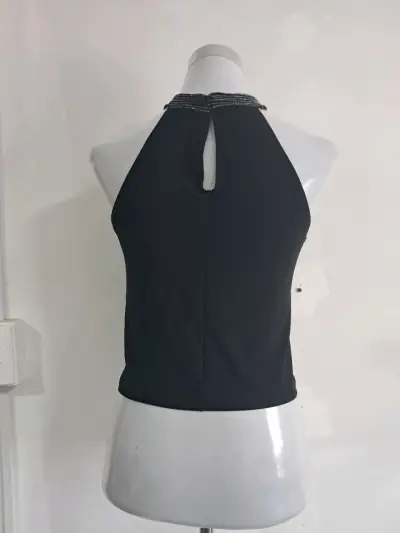 Top negro sin mangas con cuello halter - miniatura 3