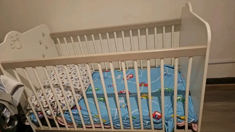 Cuna de madera para bebé con diseño de animales - 2