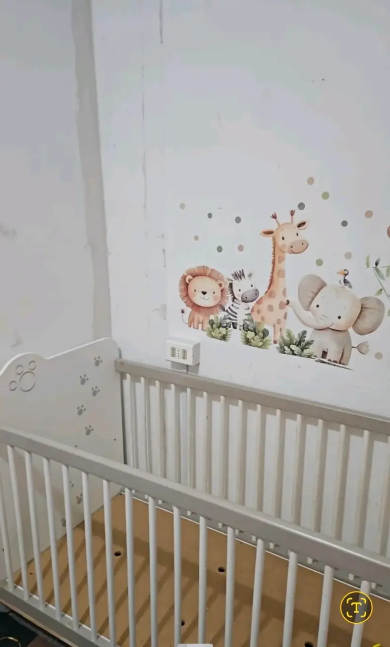 Cuna de madera para bebé con diseño de animales - 3