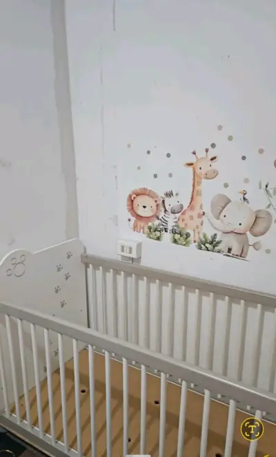Cuna de madera para bebé con diseño de animales - miniatura 3