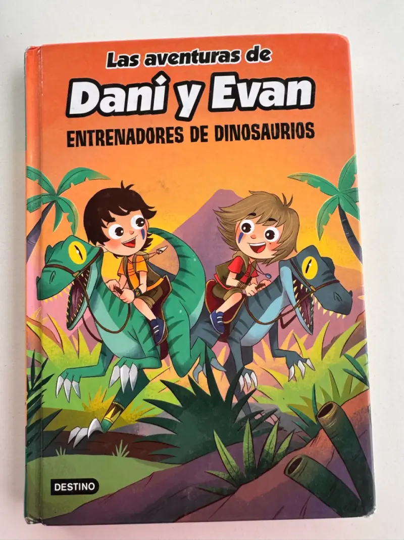 Libro Las Aventuras de Dani y Evan: Entrenadores de Dinosaurios