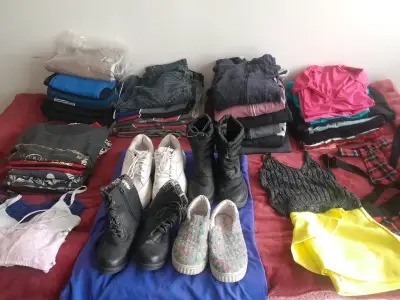 Lote de ropa variada para mujer y hombre - miniatura 1