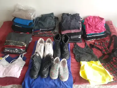 Lote de ropa variada para mujer y hombre - miniatura 2