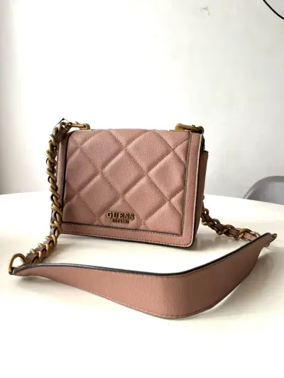 Cartera Guess rosa con cadena dorada - miniatura 1