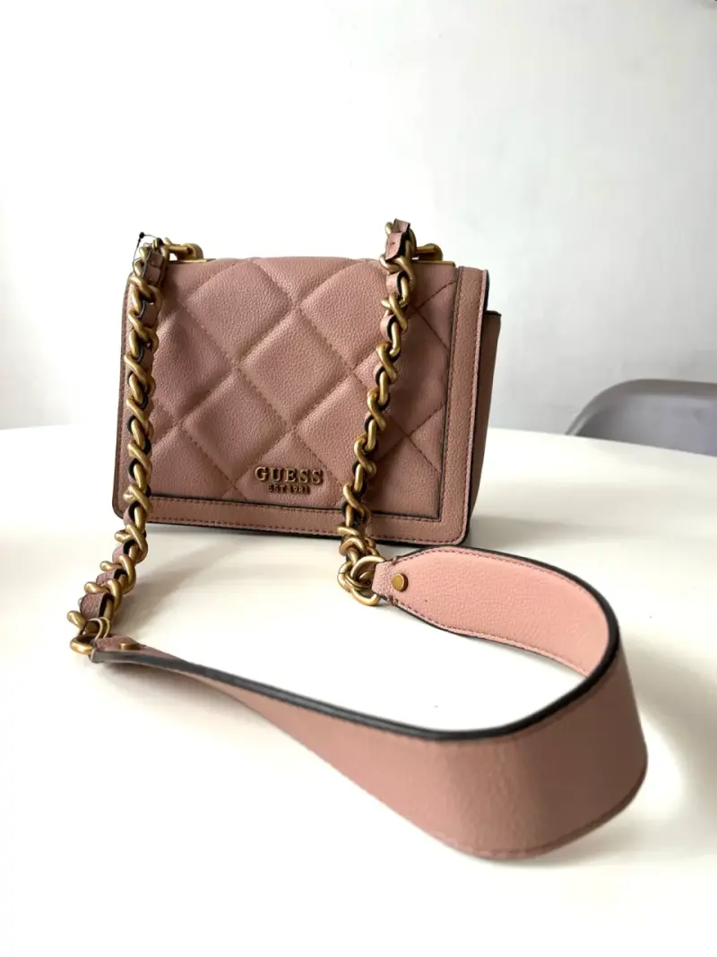 Cartera Guess rosa con cadena dorada - 2