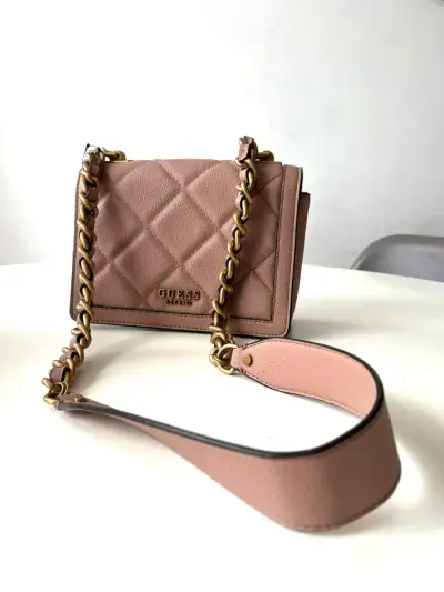 Cartera Guess rosa con cadena dorada - miniatura 2