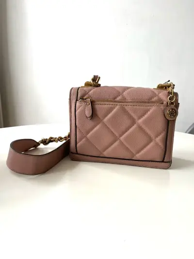 Cartera Guess rosa con cadena dorada - miniatura 3