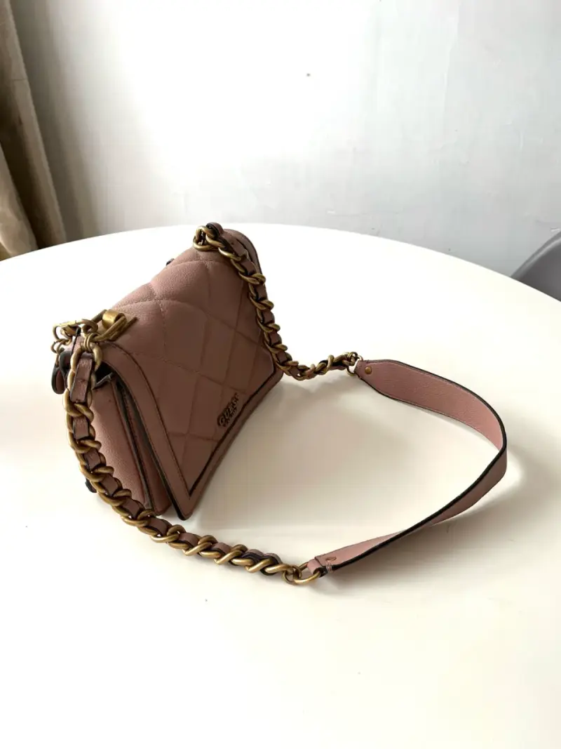 Cartera Guess rosa con cadena dorada - 4