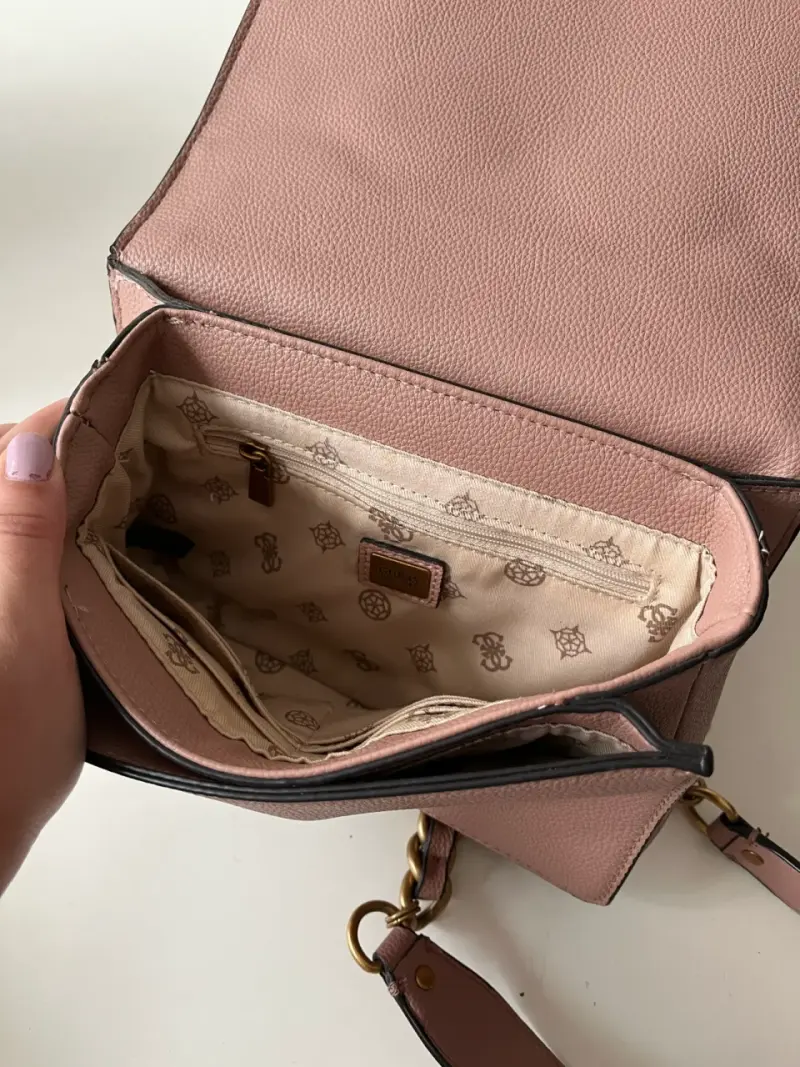 Cartera Guess rosa con cadena dorada - 5