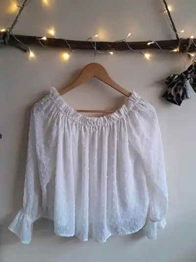 Blusa blanca H&M talla S con textura de puntos - miniatura 1