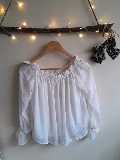 Blusa blanca H&M talla S con textura de puntos - miniatura 2