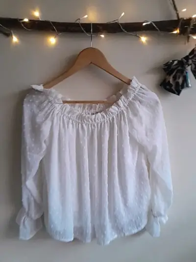 Blusa blanca H&M talla S con textura de puntos - miniatura 3