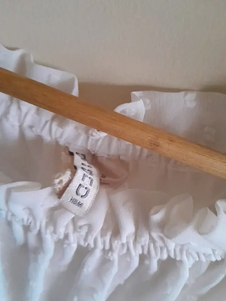 Blusa blanca H&M talla S con textura de puntos - 4