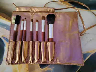 Set de brochas de maquillaje con estuche dorado - miniatura 1