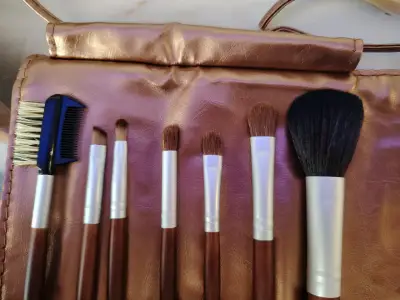 Set de brochas de maquillaje con estuche dorado - miniatura 2