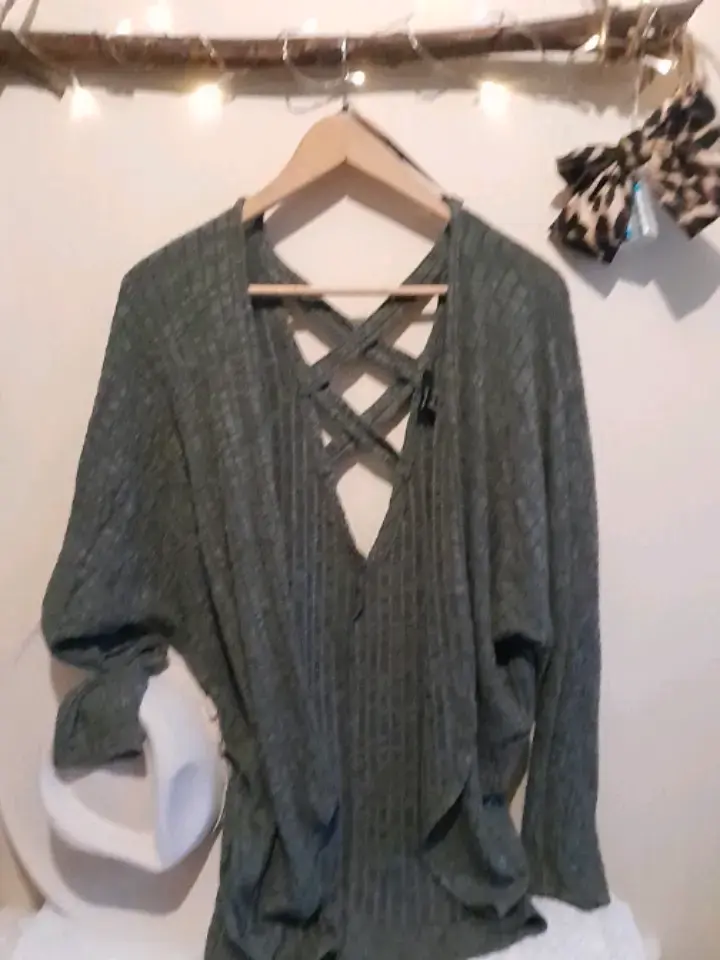 Cárdigan verde musgo con diseño cruzado Forever 21 - 4
