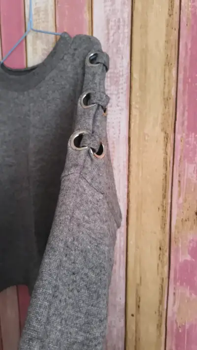 Suéter gris con ojales decorativos - miniatura 2