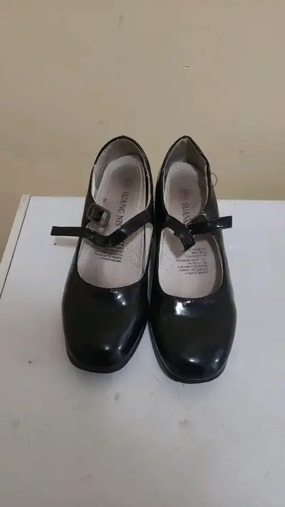 Zapatos de charol negros para niña talla 34. - miniatura 1