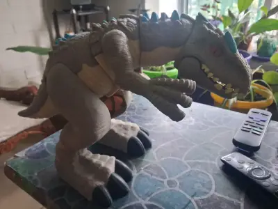 Figura de dinosaurio interactivo con detalles realistas - miniatura 1