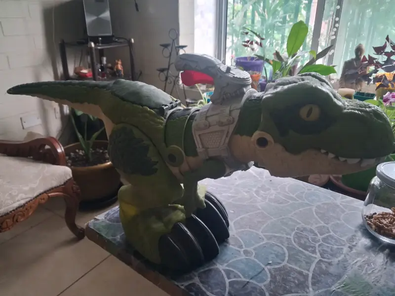 Figura de dinosaurio interactivo con detalles realistas - 2