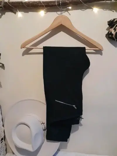 Pantalones negros con cierre decorativo forever 21 - miniatura 1