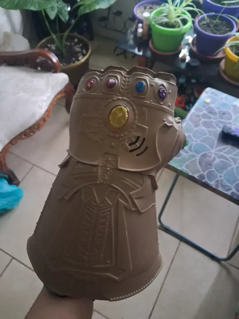 Guantelete del Infinito de juguete con luces