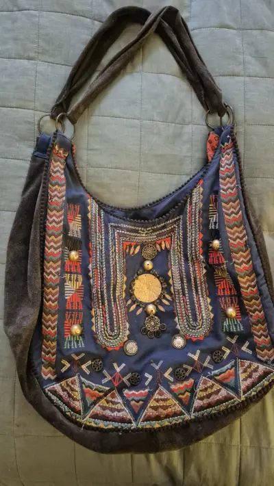 Bolso bohemio con bordados coloridos - miniatura 1