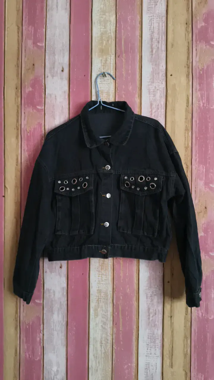 Chaqueta de mezclilla negra con ojales decorativos - 1