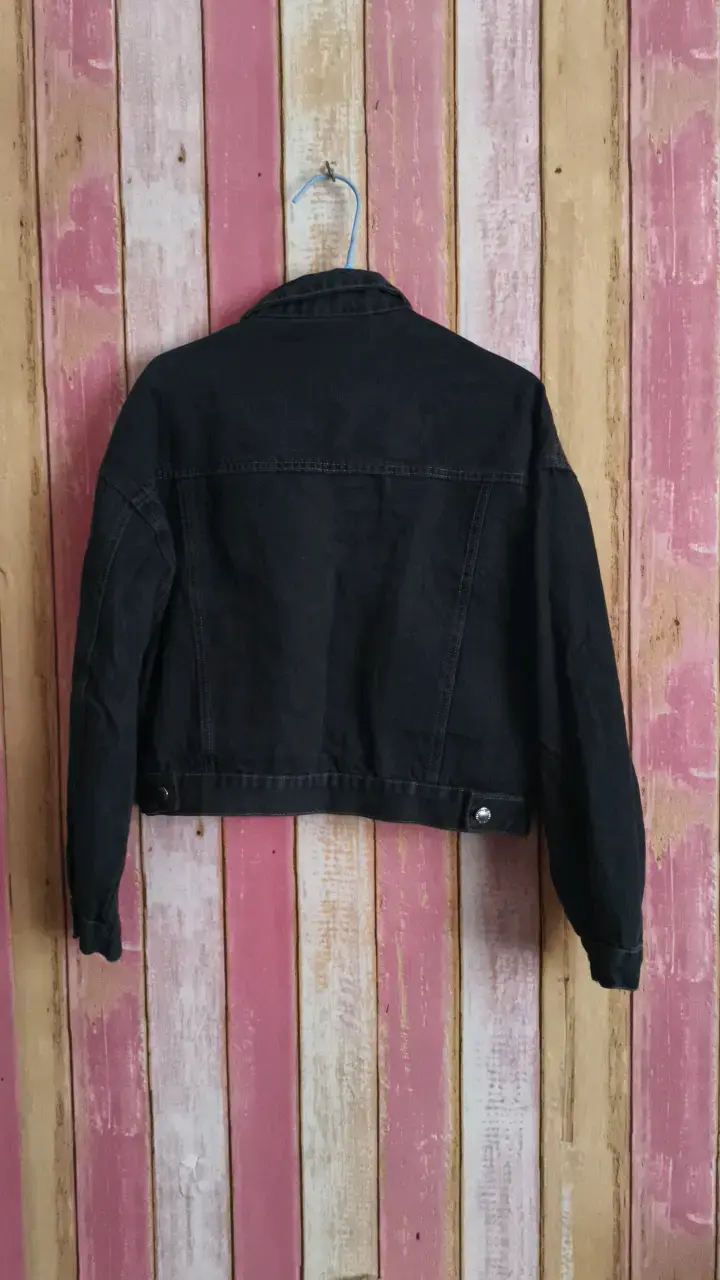 Chaqueta de mezclilla negra con ojales decorativos - 2