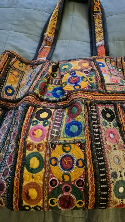 Bolso artesanal bordado colorido - miniatura 1