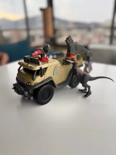 Camioneta de Juguete con Dinosaurio y Accesorios - miniatura 1