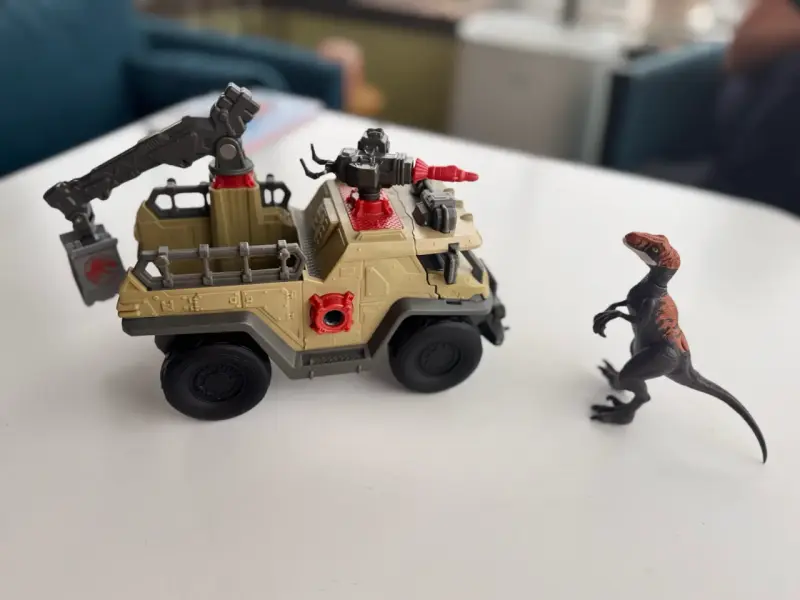 Camioneta de Juguete con Dinosaurio y Accesorios - 2