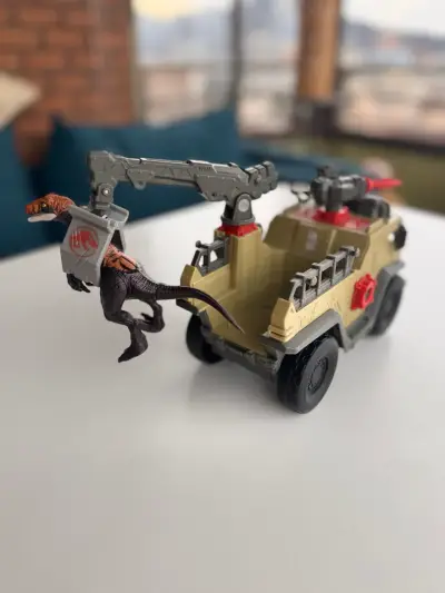 Camioneta de Juguete con Dinosaurio y Accesorios - miniatura 3