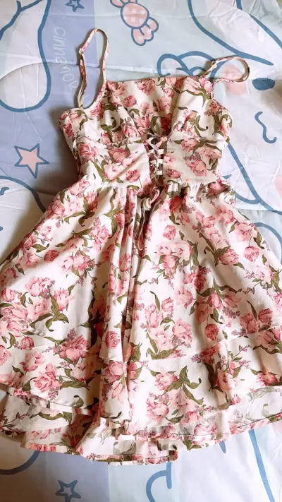 Vestido floral con tirantes y diseño ajustado - miniatura 1