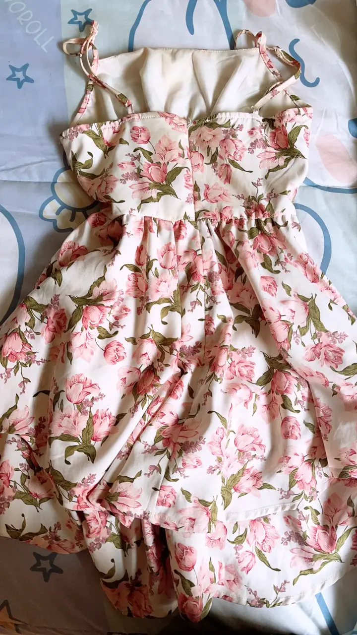 Vestido floral con tirantes y diseño ajustado - 2