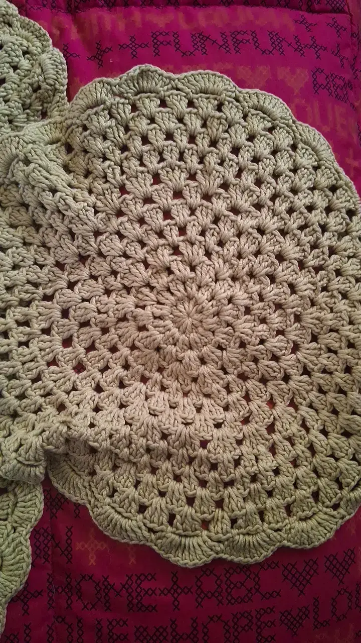 Set de 5 tapetes tejidos a crochet beige - 1