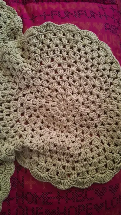 Set de 5 tapetes tejidos a crochet beige - miniatura 1