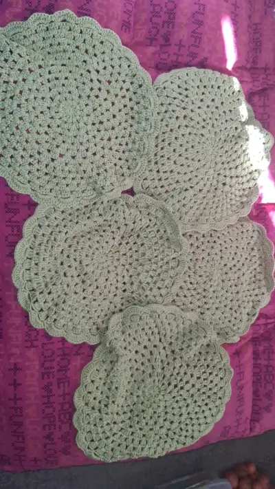 Set de 5 tapetes tejidos a crochet beige - miniatura 3