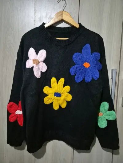 Suéter negro con flores de colores para mujer - miniatura 2