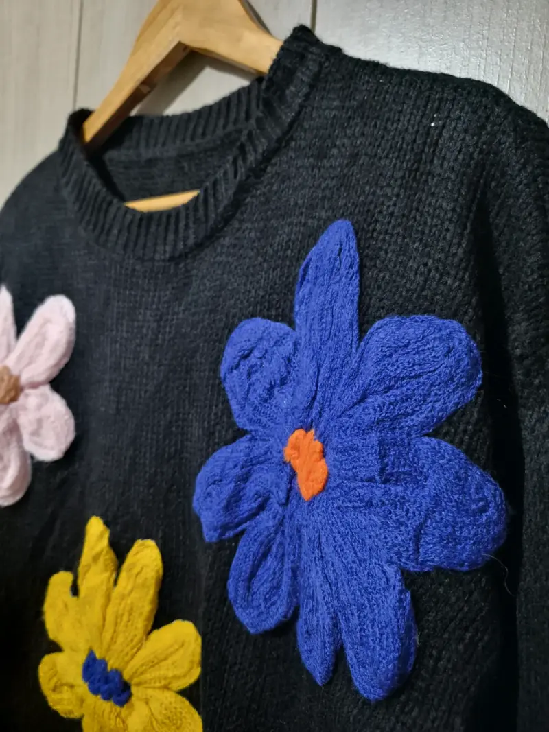 Suéter negro con flores de colores para mujer - 3