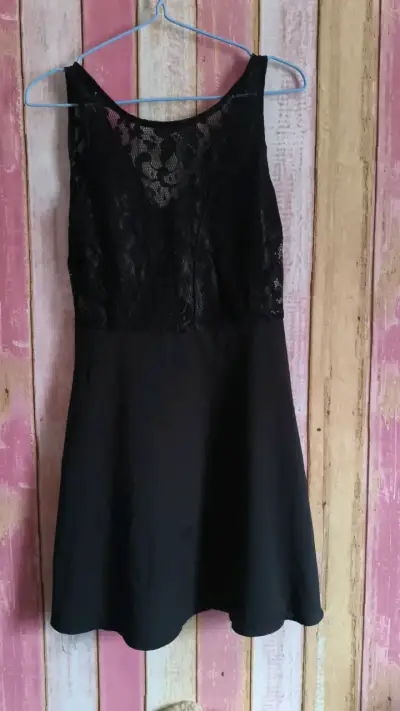Vestido negro de encaje elegante - miniatura 1